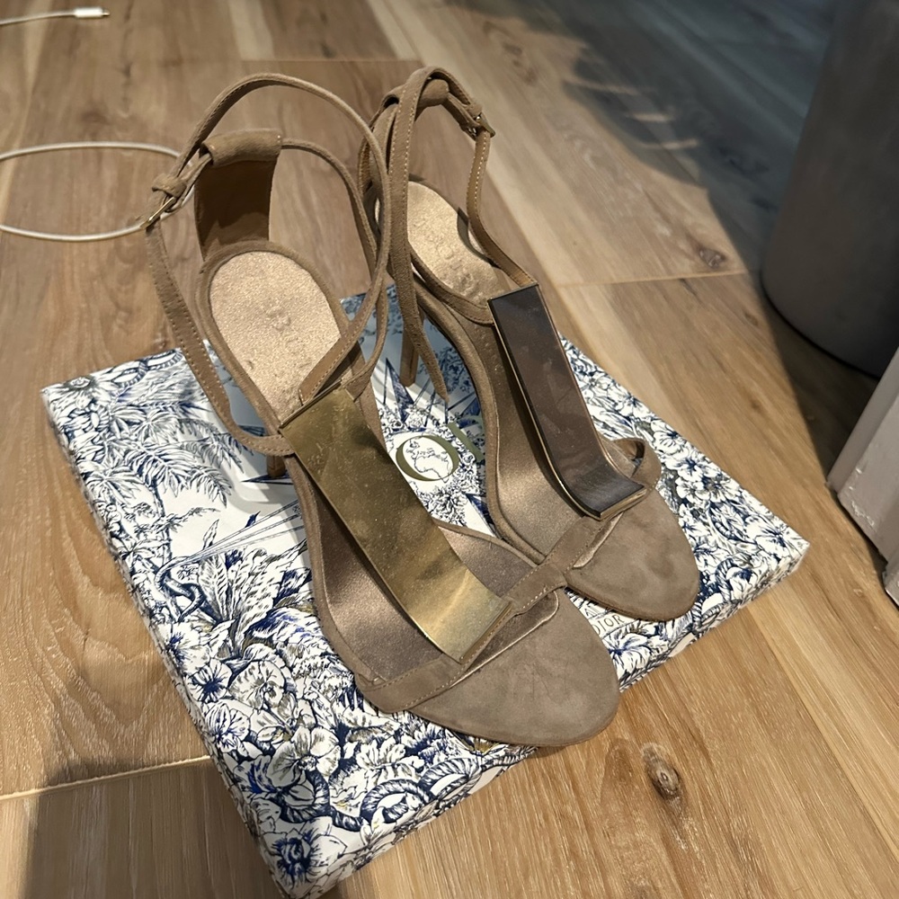 Burberry heels never worn